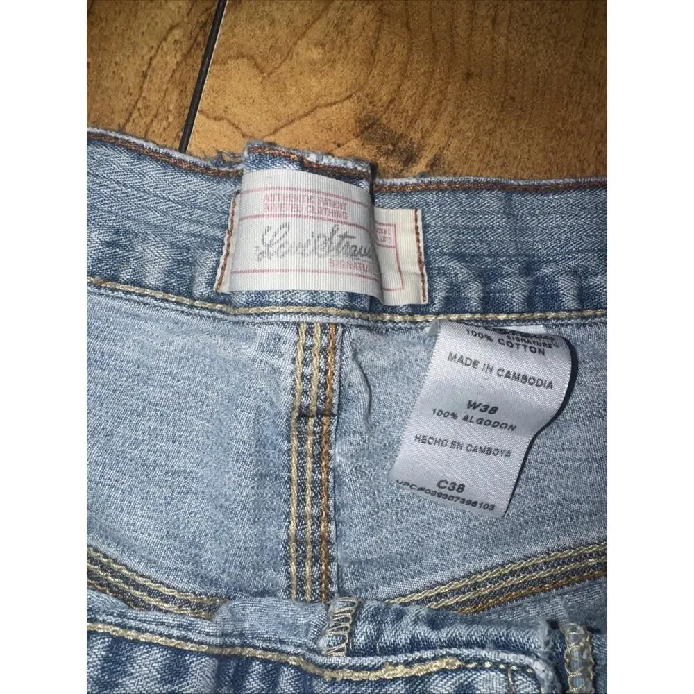 Vintage Levi’s Signature Denim Shorts Light Blue 38x12